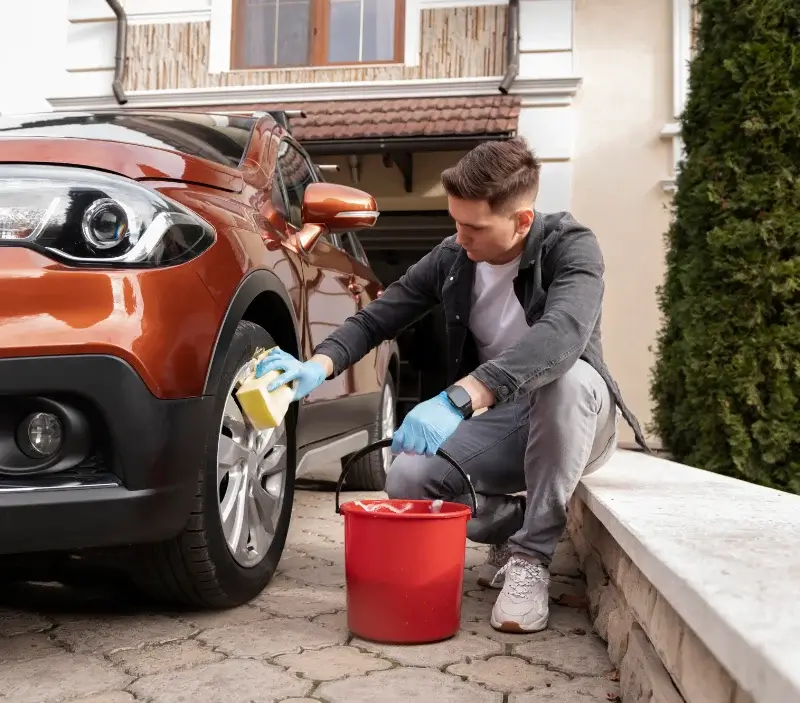 Lavage auto à domicile Les Villettes : professionnel intervenant sur un véhicule